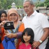 Bupati Kuningan berfoto sefi dengan masyarakat Kuningan.